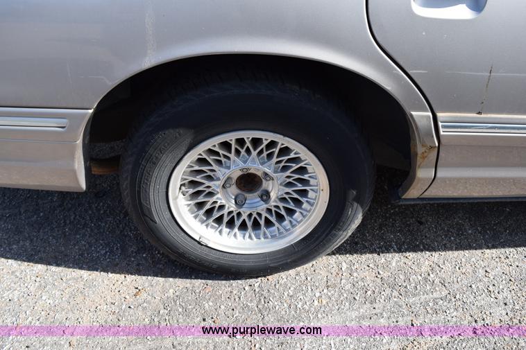 image for item I8653 1995 Ford Crown Victoria LX