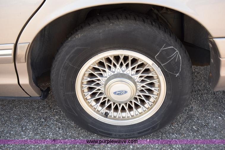 image for item I8653 1995 Ford Crown Victoria LX