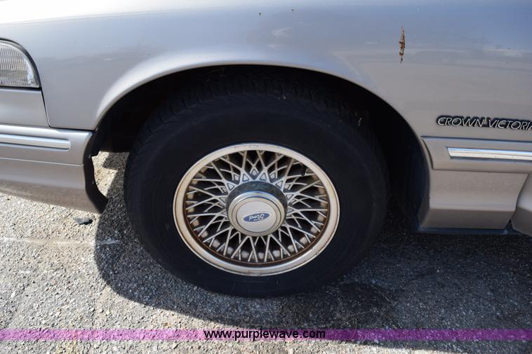 image for item I8653 1995 Ford Crown Victoria LX