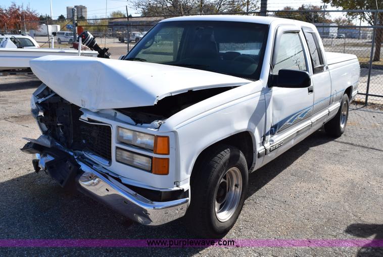 image for item I8654 1995 GMC Sierra 1500 Club Coupe pickup truck