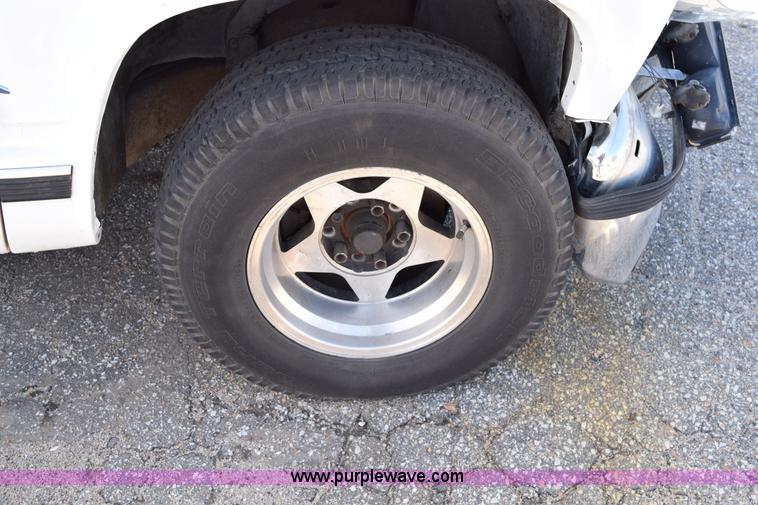 image for item I8654 1995 GMC Sierra 1500 Club Coupe pickup truck