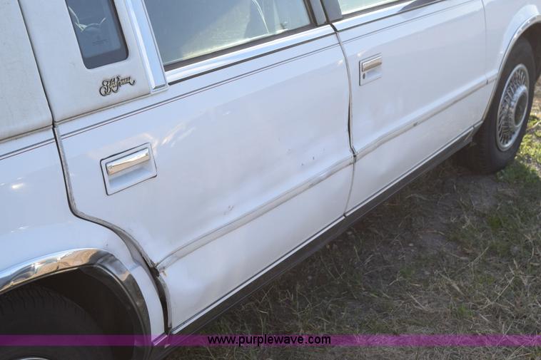 image for item I8663 1991 Chrysler New Yorker Fifth Avenue