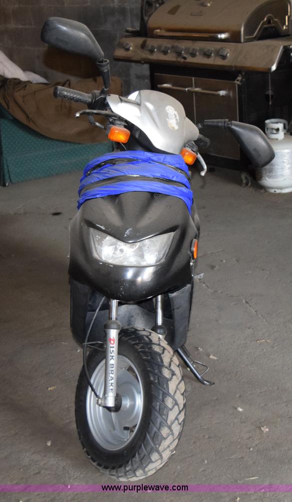 image for item I8666 2003 Moskitu scooter