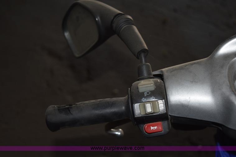 image for item I8666 2003 Moskitu scooter