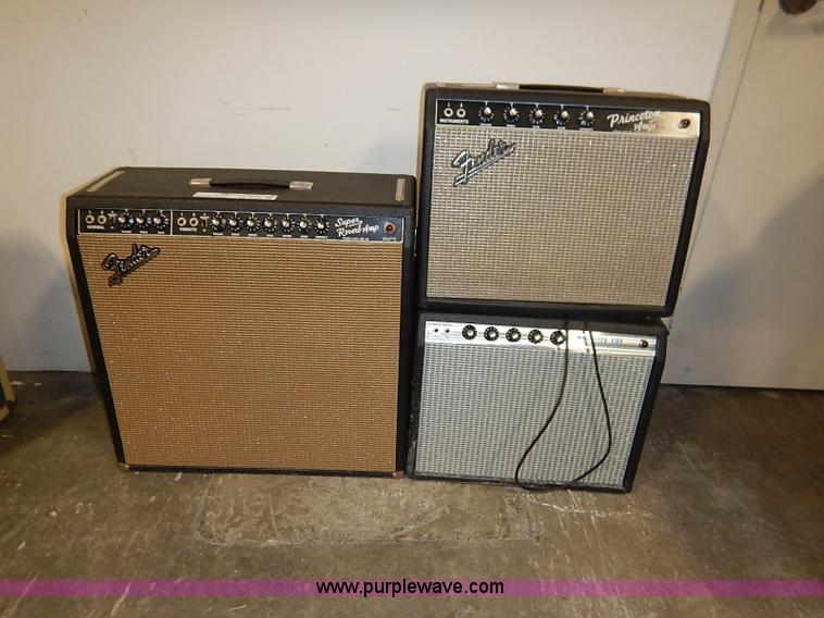 image for item AV9728 (3) Fender amplifiers