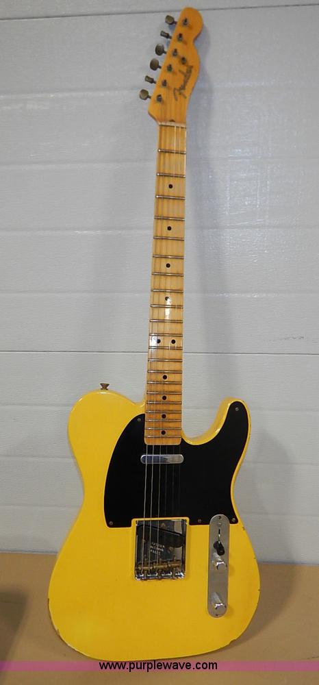 image for item AV9737 Fender electric guitar