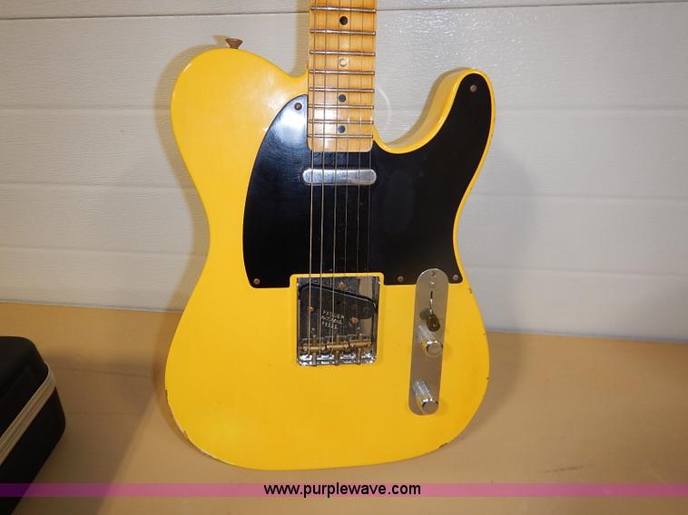image for item AV9737 Fender electric guitar