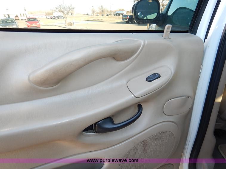 image for item I5233 2001 Ford Expedition Eddie Bauer SUV