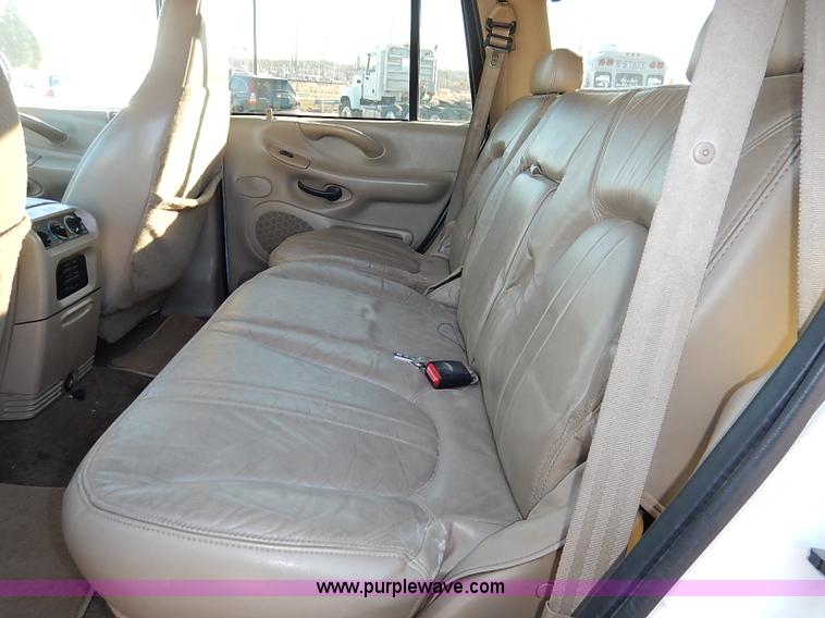 image for item I5233 2001 Ford Expedition Eddie Bauer SUV