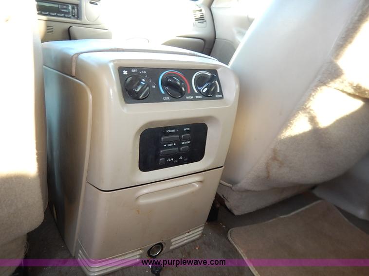 image for item I5233 2001 Ford Expedition Eddie Bauer SUV