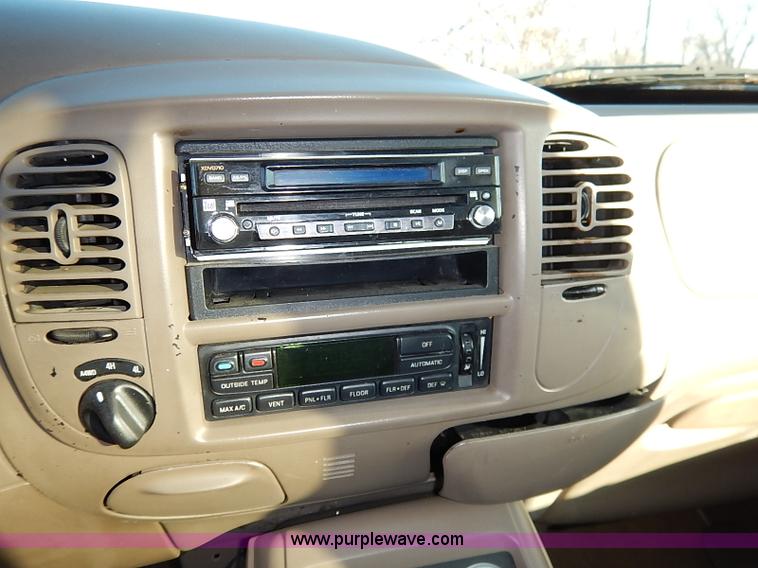 image for item I5233 2001 Ford Expedition Eddie Bauer SUV