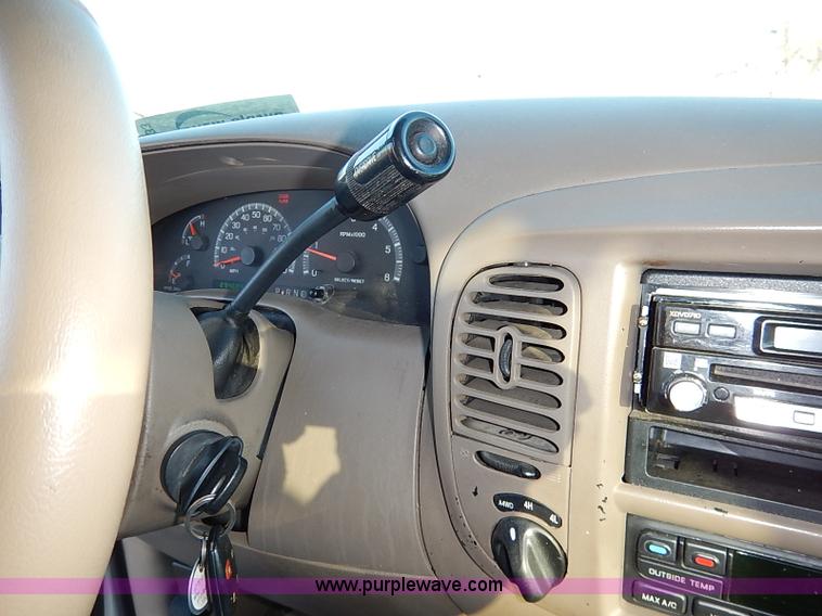 image for item I5233 2001 Ford Expedition Eddie Bauer SUV