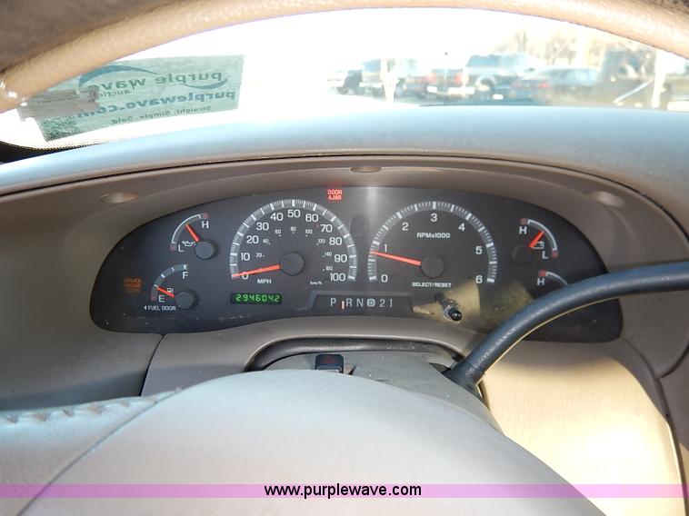 image for item I5233 2001 Ford Expedition Eddie Bauer SUV