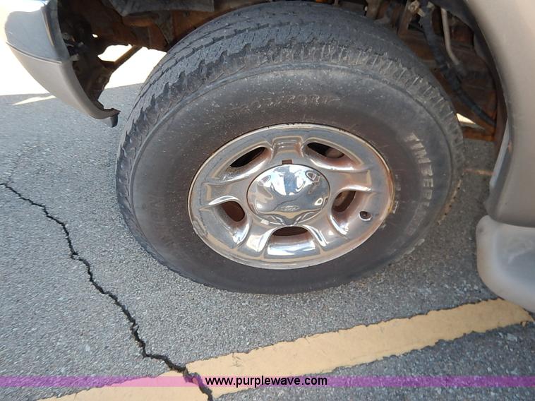 image for item I5233 2001 Ford Expedition Eddie Bauer SUV