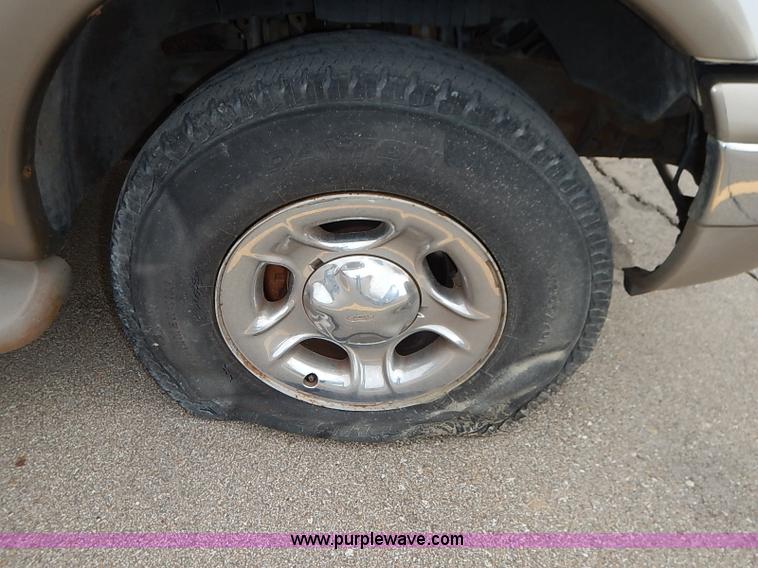 image for item I5233 2001 Ford Expedition Eddie Bauer SUV