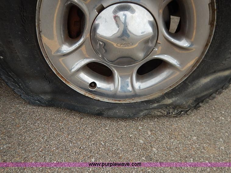 image for item I5233 2001 Ford Expedition Eddie Bauer SUV