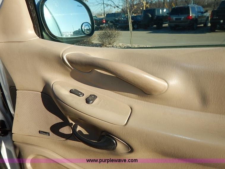 image for item I5233 2001 Ford Expedition Eddie Bauer SUV