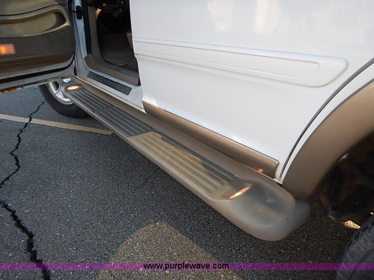 image for item I5233 2001 Ford Expedition Eddie Bauer SUV