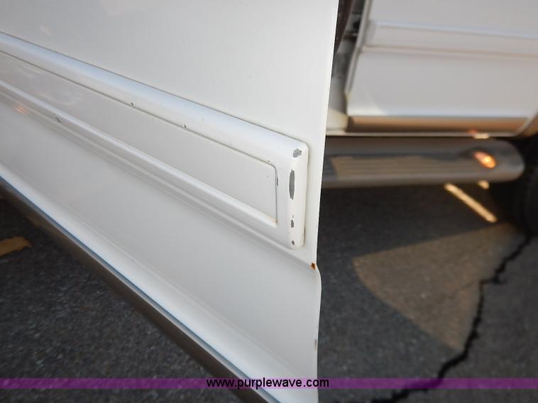 image for item I5233 2001 Ford Expedition Eddie Bauer SUV