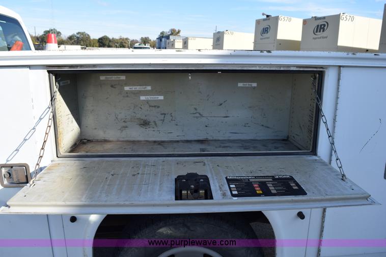 image for item I8630 2008 Ford F250 Super Duty XL utility truck