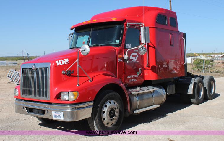 image for item H1694 2005 International 9400i semi truck