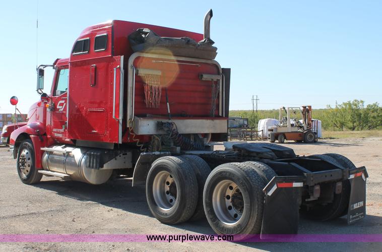 image for item H1694 2005 International 9400i semi truck