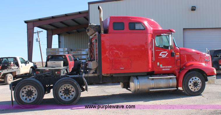 image for item H1694 2005 International 9400i semi truck