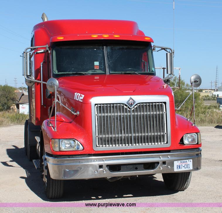 image for item H1694 2005 International 9400i semi truck