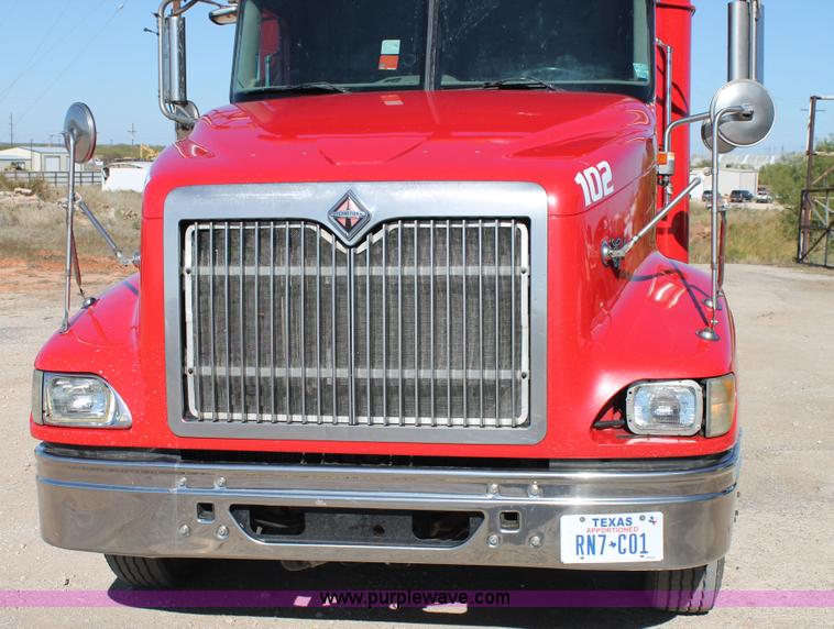 image for item H1694 2005 International 9400i semi truck