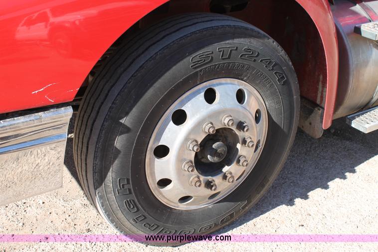 image for item H1694 2005 International 9400i semi truck