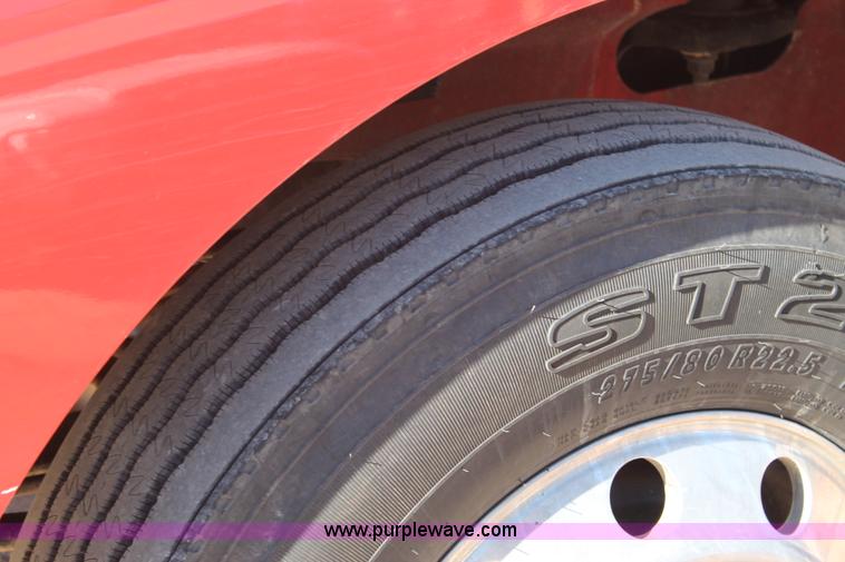 image for item H1694 2005 International 9400i semi truck