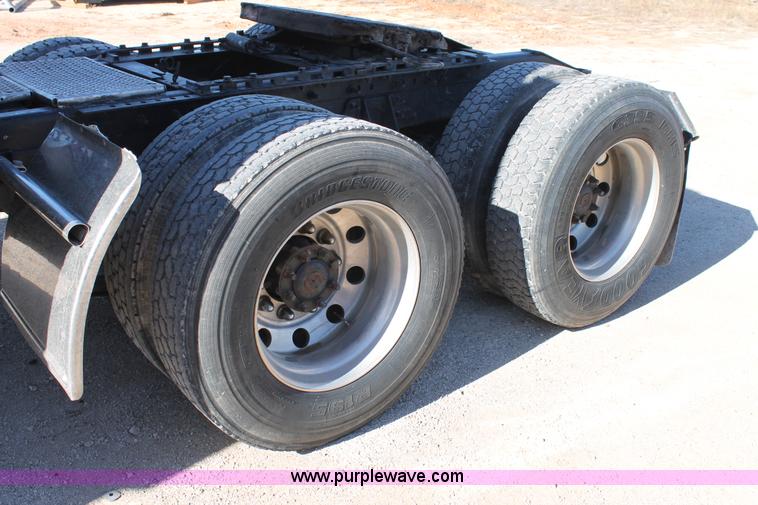 image for item H1694 2005 International 9400i semi truck