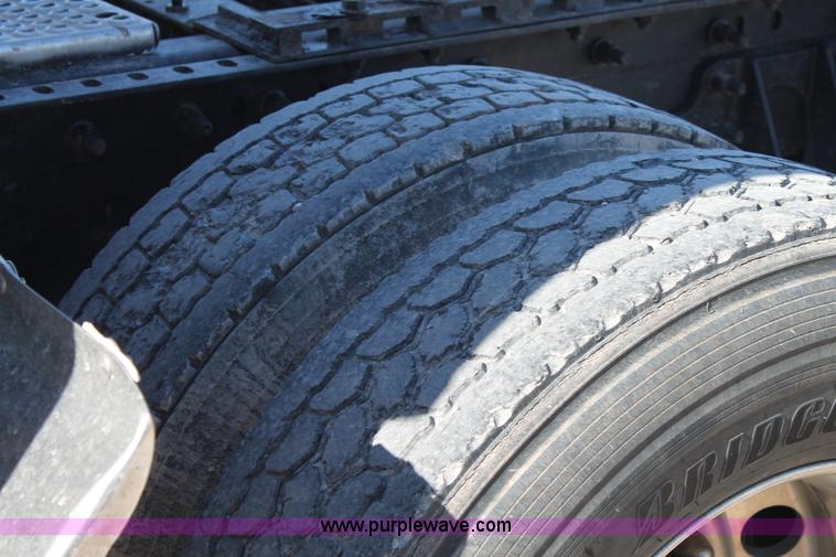 image for item H1694 2005 International 9400i semi truck