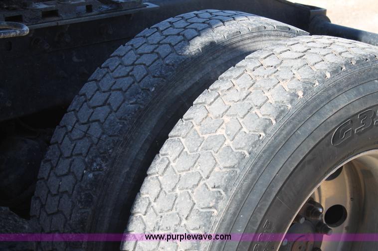 image for item H1694 2005 International 9400i semi truck