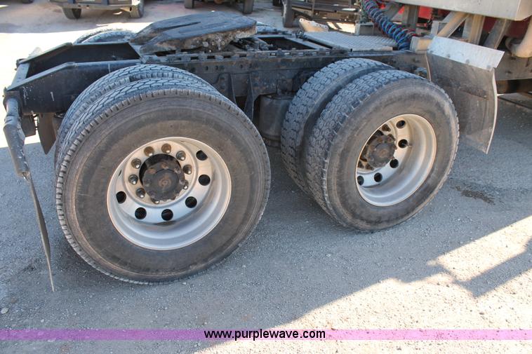 image for item H1694 2005 International 9400i semi truck