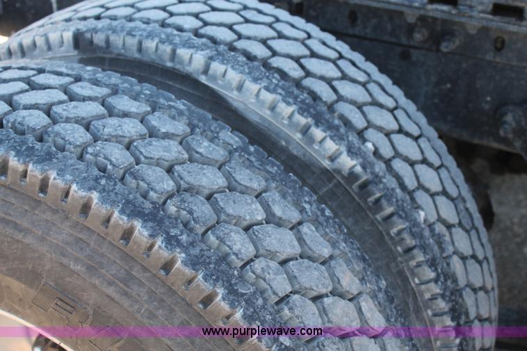 image for item H1694 2005 International 9400i semi truck