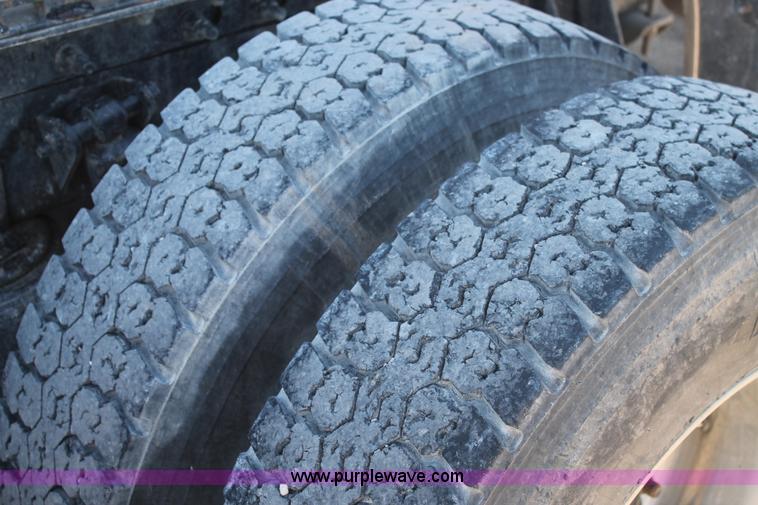 image for item H1694 2005 International 9400i semi truck