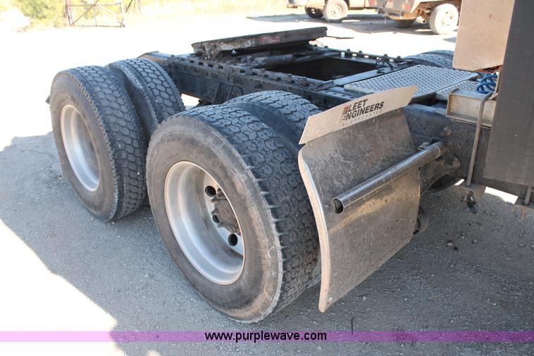 image for item H1694 2005 International 9400i semi truck