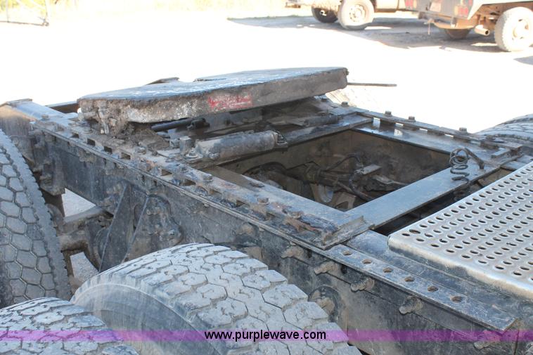 image for item H1694 2005 International 9400i semi truck