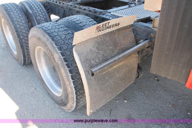 image for item H1694 2005 International 9400i semi truck