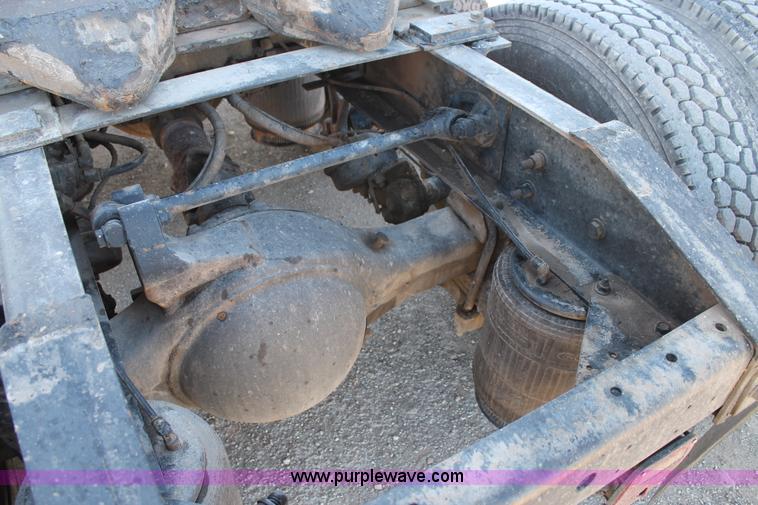 image for item H1694 2005 International 9400i semi truck