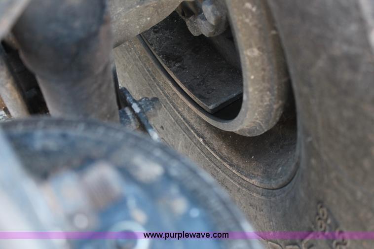 image for item H1694 2005 International 9400i semi truck