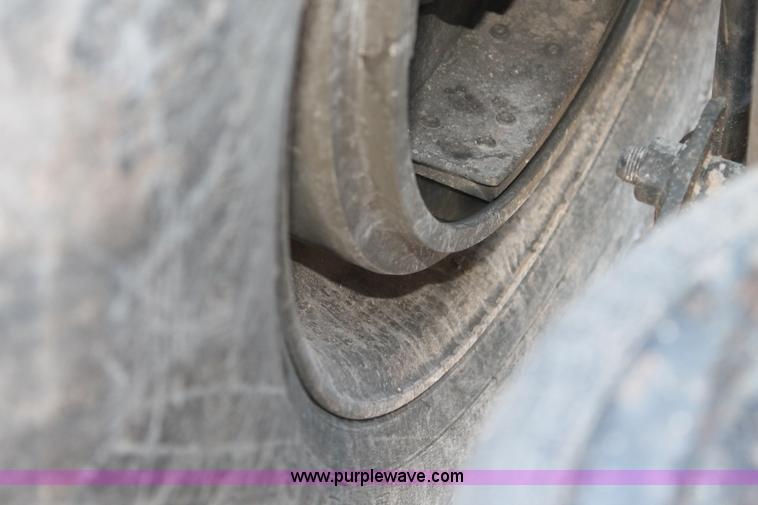 image for item H1694 2005 International 9400i semi truck