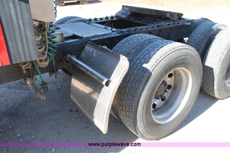 image for item H1694 2005 International 9400i semi truck