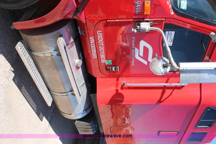 image for item H1694 2005 International 9400i semi truck