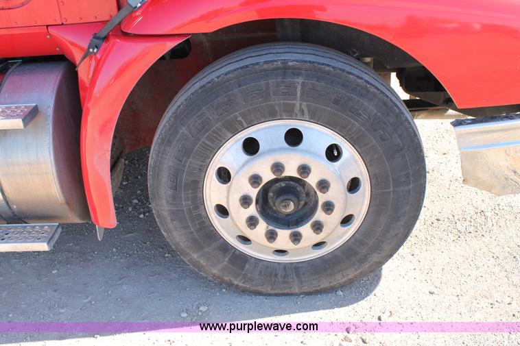 image for item H1694 2005 International 9400i semi truck