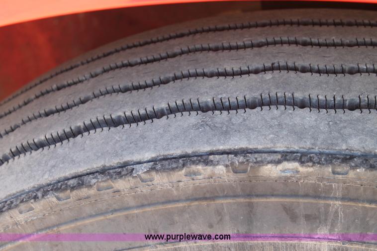 image for item H1694 2005 International 9400i semi truck