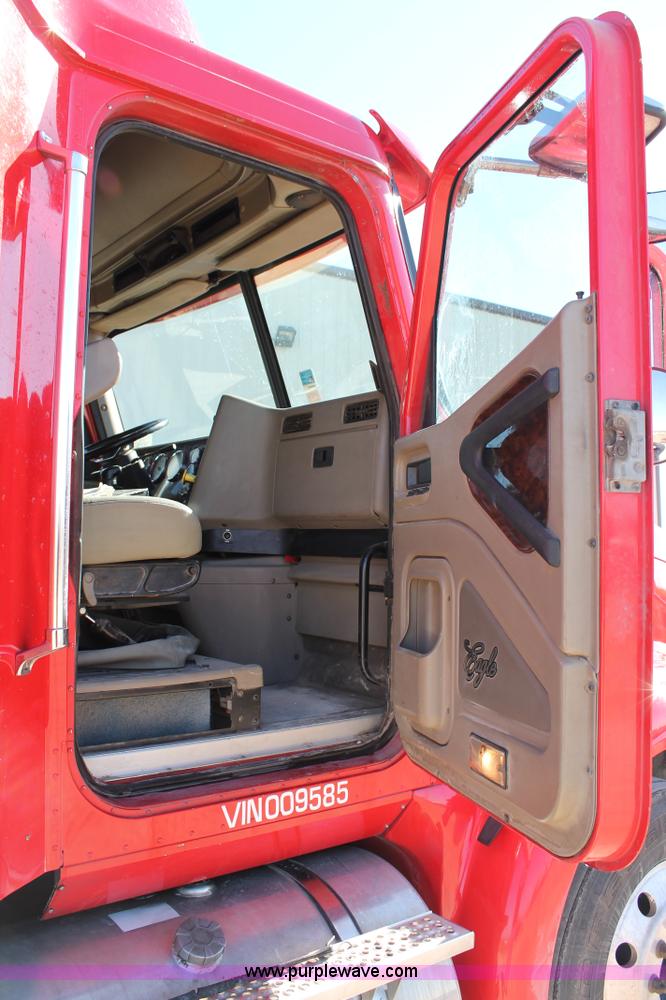 image for item H1694 2005 International 9400i semi truck