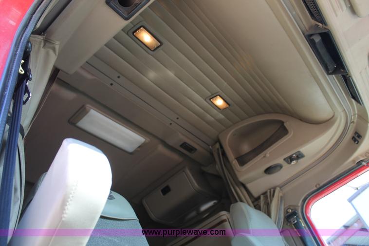 image for item H1694 2005 International 9400i semi truck