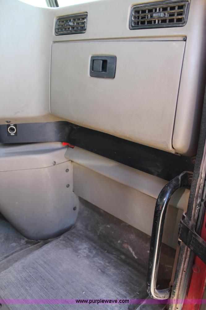 image for item H1694 2005 International 9400i semi truck